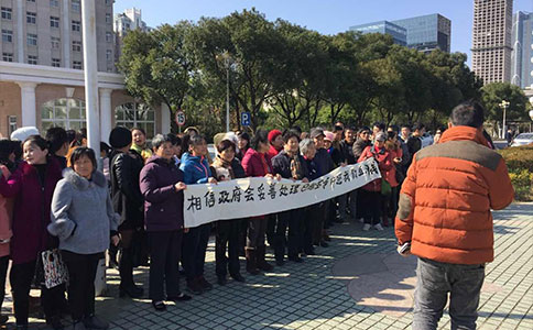 可怜的老人和耍小聪明的年轻人，都被挣钱冲昏了